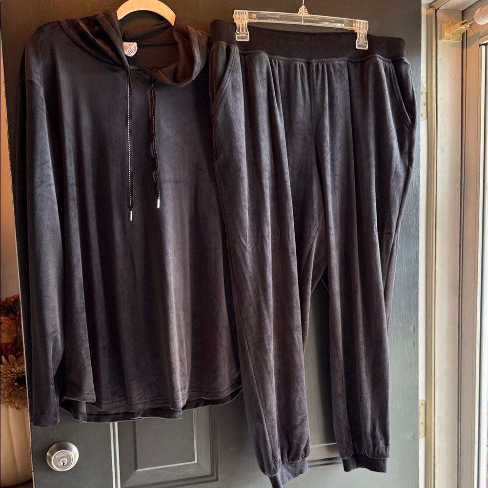 Livi Active Black Hoodie and Joggers Set